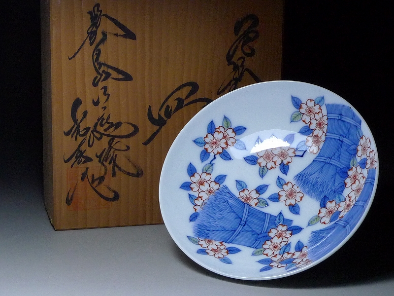 80HT79☆鍋島御庭焼 市川光春造 色鍋島束柴桜花文皿 杏葉紋入 共箱